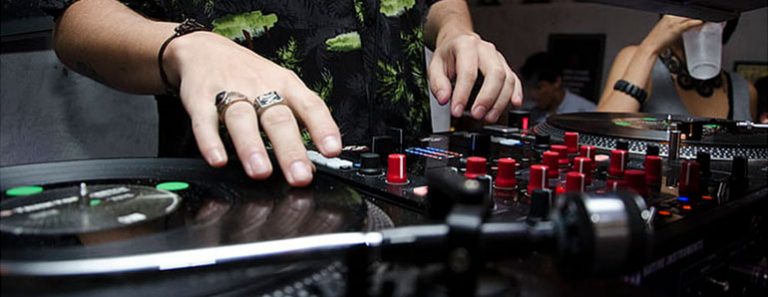 Best DJ Controllers for Scratching in 2021